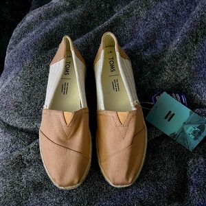 TOMS NWT size 7
